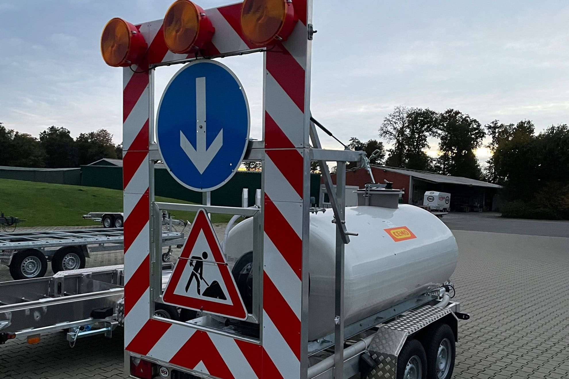 Anhänger mit Warntafelaufbau (10 von 20)