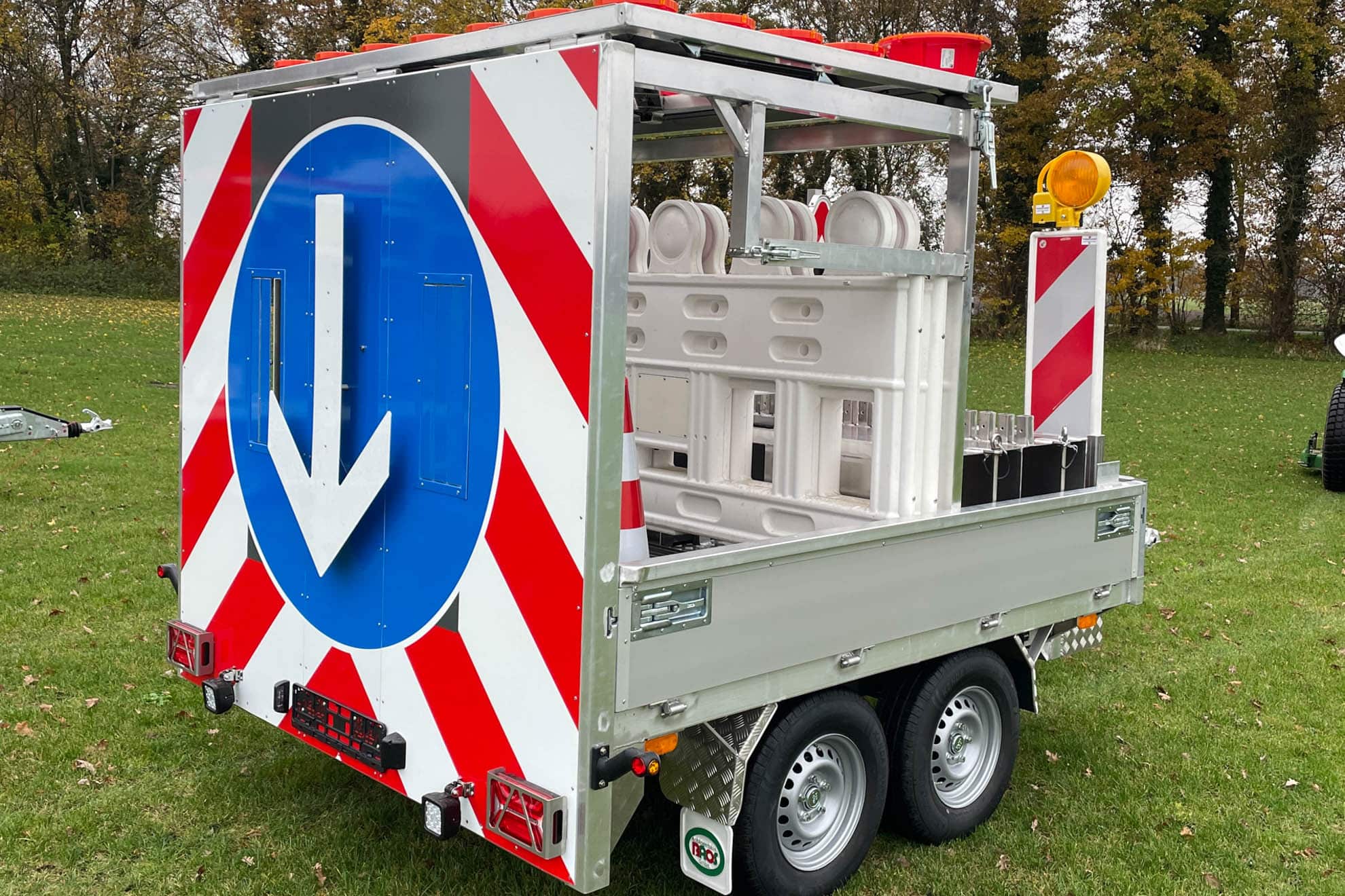 Anhänger mit Warntafelaufbau (14 von 20)