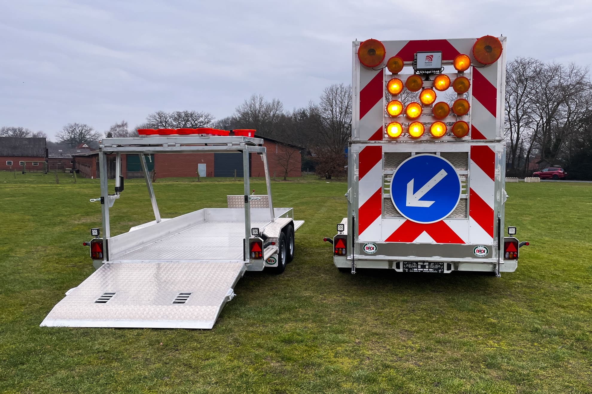 Anhänger mit Warntafelaufbau (6 von 20)